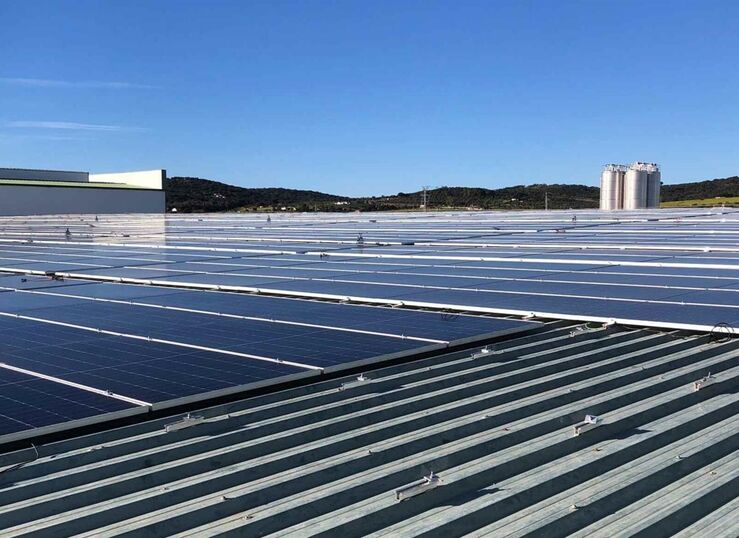 Endesa instala una planta fotovoltaica en el complejo Resilux en Higuera la Real