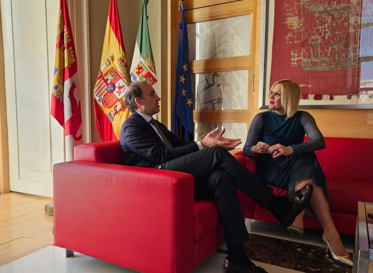 Mateos y Elena Manzano abordan lneas generales de Presupuestos de Extremadura